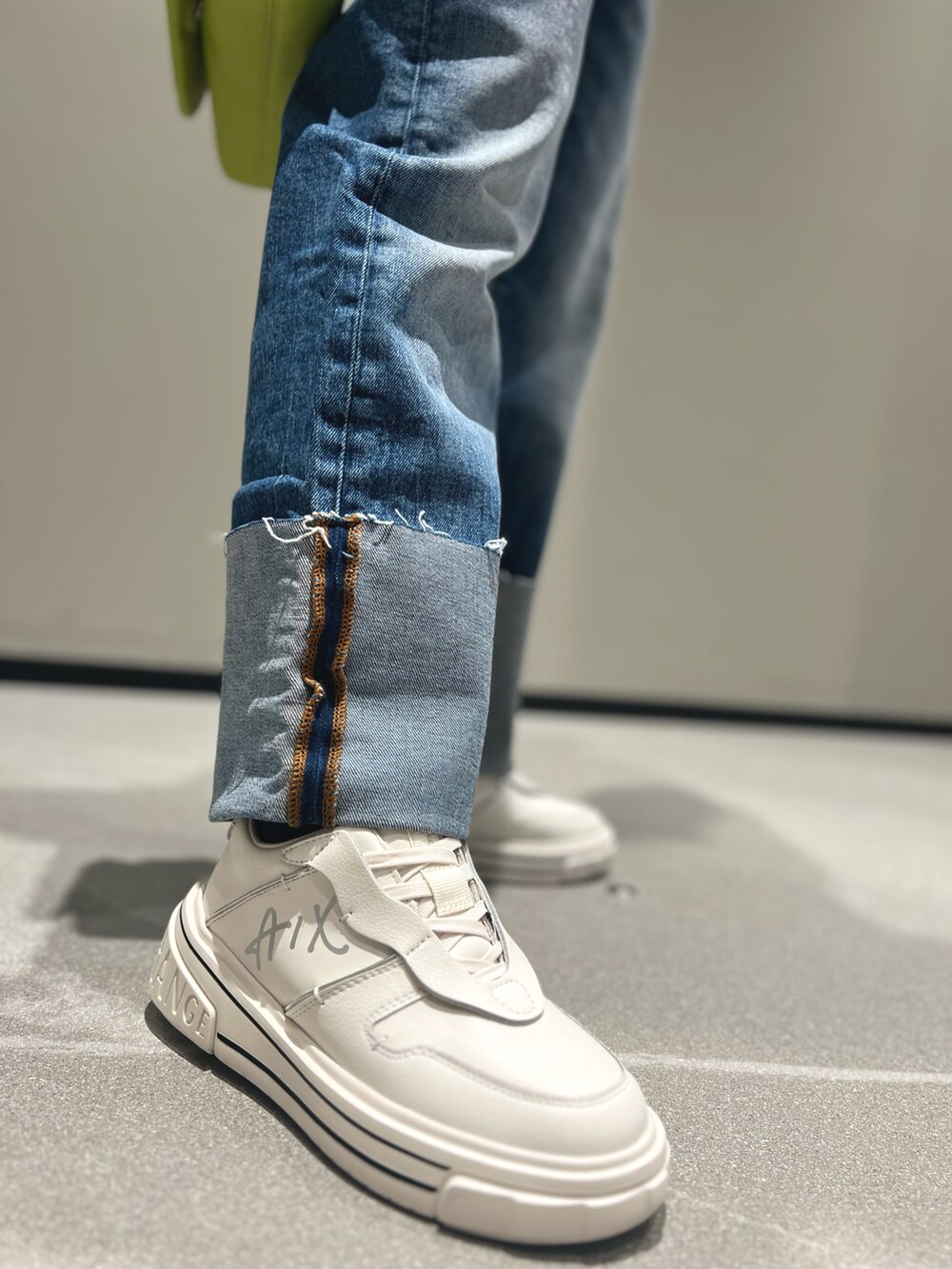「axdenimchange、denimday2023、denimday、デニムデー、シンプルコーデ、デニム、レイヤードスタイル、休日スタイル、スニーカー、ビタミンカラー、ハンドバッグ、厚底シューズ、armaniexchange、AXchange、AXchanger」|「ARMANI EXCHANGEの【A|X アルマーニ エクスチェンジ】クロシェニット 半袖プルオーバー(ニット/セーター、ベージュ系)」を使った、Manapiさん(レディース・151cm)の春コーディネートの2枚目の写真
