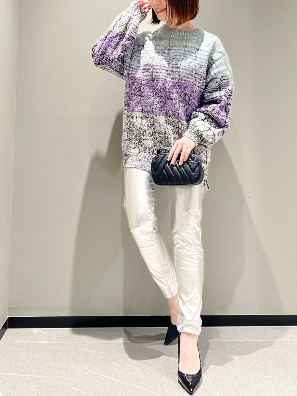 「WelcomeARMANI、ARMANIworld、きれいめカジュアル、ニット、秋冬コーデ、AXchanger、AXchange、アルマーニエクスチェンジ、armaniexchange、低身長、ショルダーバッグ、MARGARETH、パンプス、カラーコーデ、冬コーデ」｜「ARMANI EXCHANGEの【A|X アルマーニ エクスチェンジ】グラデーション　ロ－ゲージケーブルニット（ニット/セーター、ブルー系）」を使った、Manapiさん（レディース・151cm）の秋コーディネートの2枚目の写真