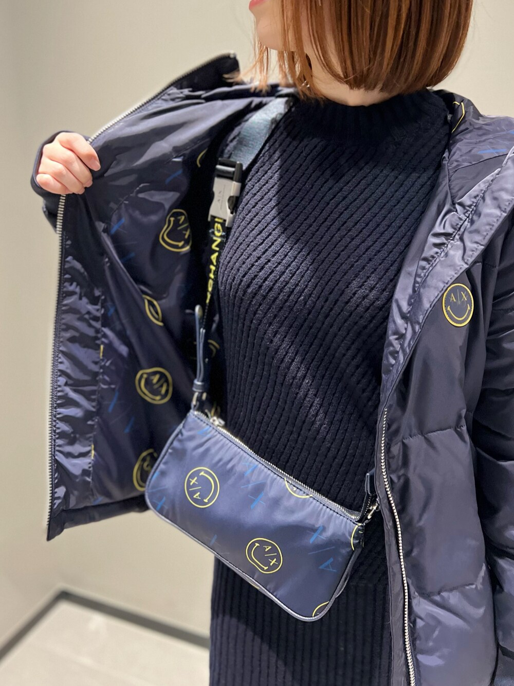 「ブルゾン、スニーカー、ワントーンコーデ、armaniexchange、スマイル、秋コーデ、アルマーニエクスチェンジ、axchange、AXchanger、AXSmiley、ニット、ワンピース、ショルダーバッグ、低身長、きれいめカジュアル」|「ARMANI EXCHANGEの【A|X アルマーニ エクスチェンジ】SMILEY フーディパファージャケット(ブルゾン、ブルー系)」を使った、Manapiさん(レディース・151cm)の秋コーディネートの2枚目の写真