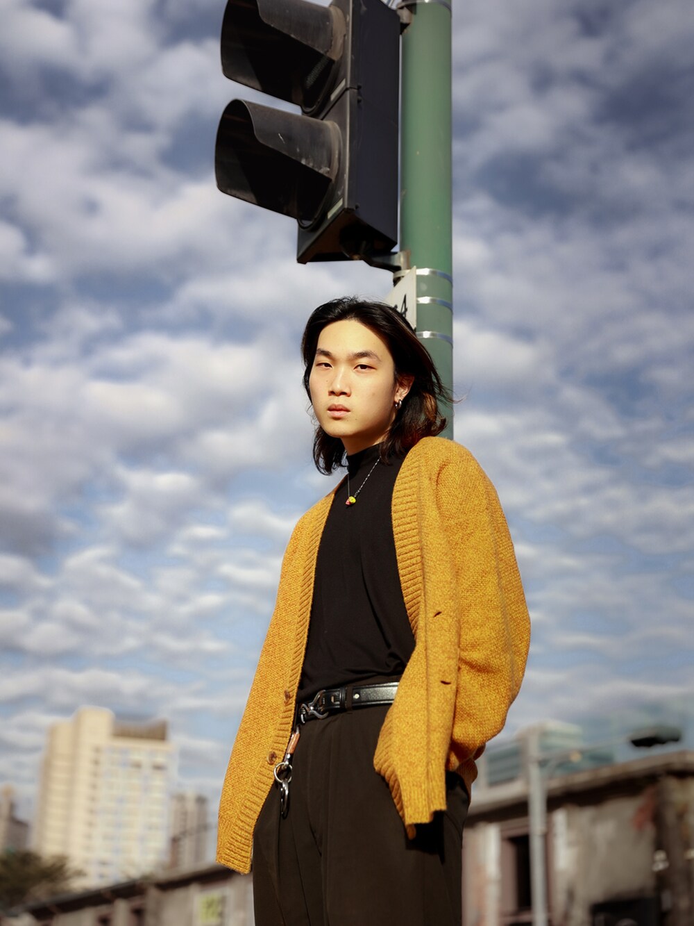 ブラック系のその他トップス、オレンジ系のカーディガン/ボレロ、ブラック系のチノパンツを着用したメンズの冬コーディネートの3枚目の写真