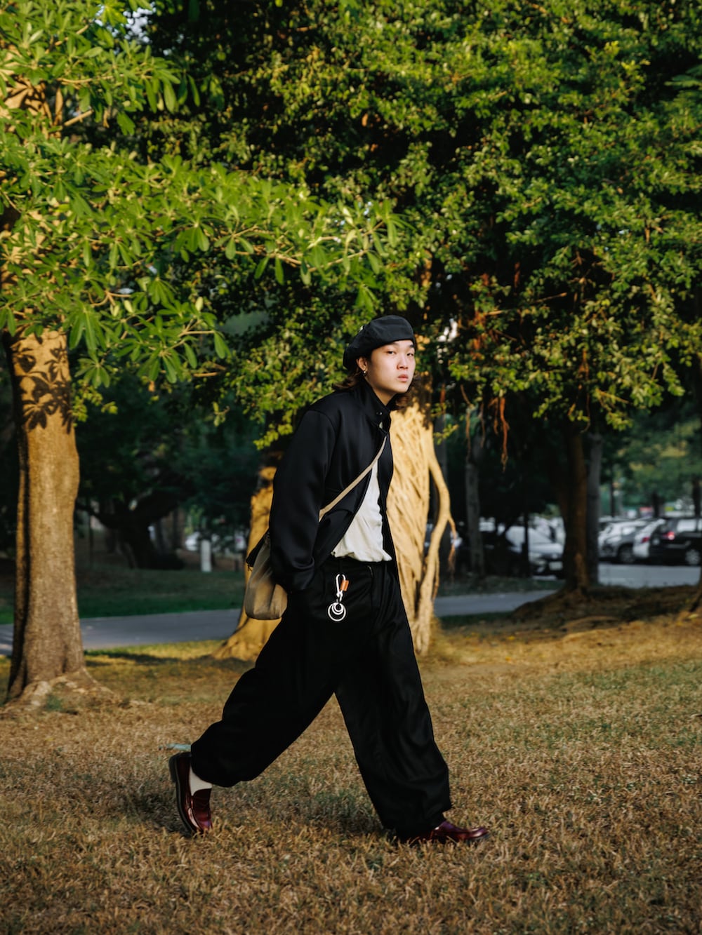 ブルー系のジャケット/アウター、ベージュ系のメッセンジャーバッグ、ブラック系のチノパンツを着用したメンズの秋コーディネートの2枚目の写真