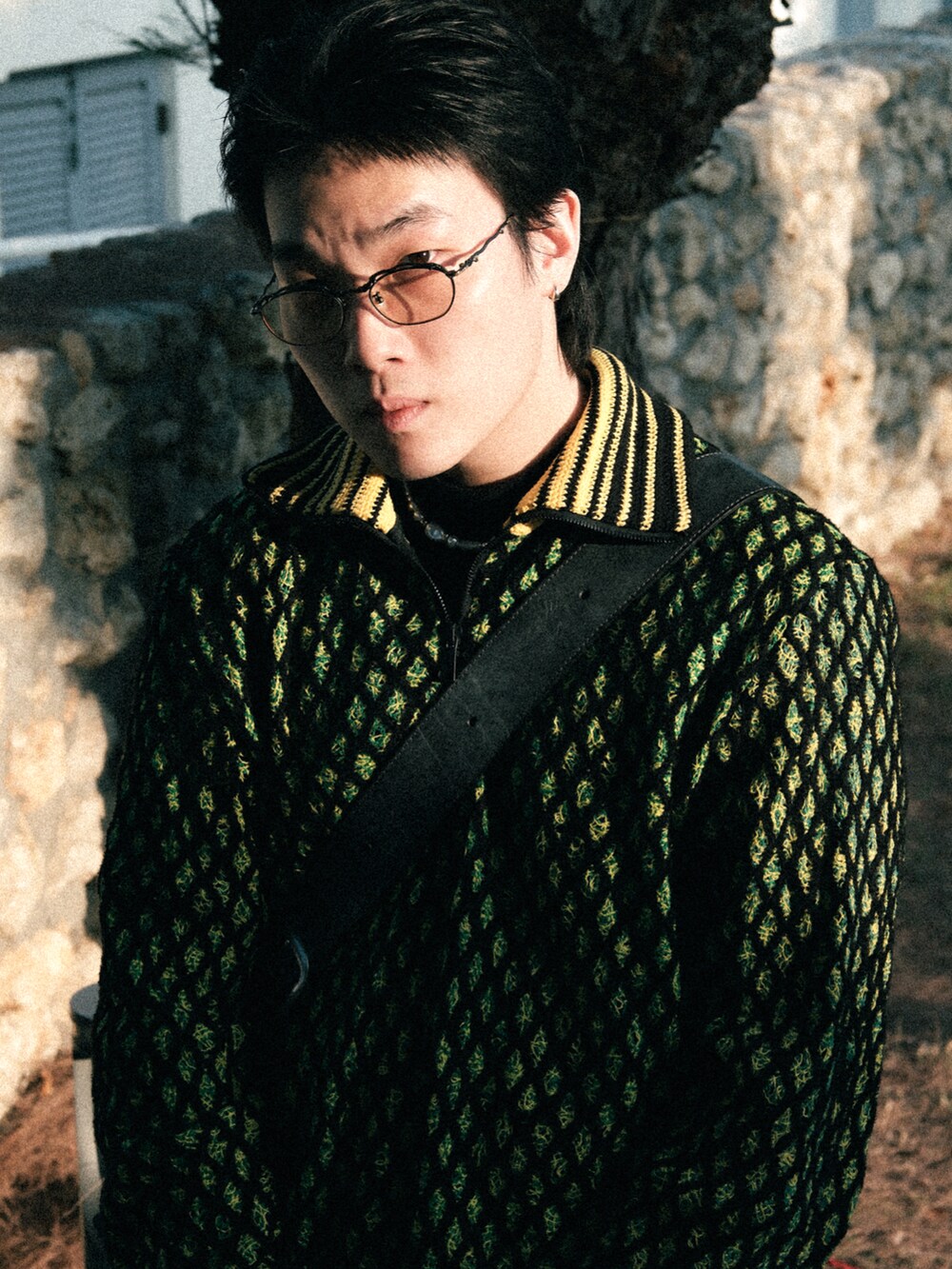 グリーン系のカーディガン/ボレロ、ブラック系のスラックス、ブラック系のローファーを着用したメンズの冬コーディネートの2枚目の写真