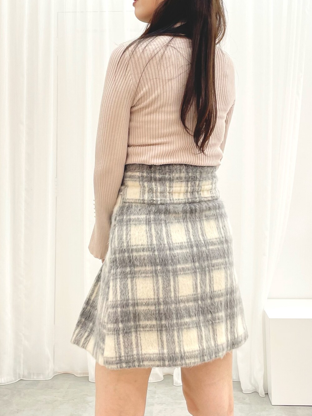 グレー系のその他パンツ、ベージュ系のニット/セーター、ブラウン系のブーツを着用したレディースの秋コーディネートの6枚目の写真