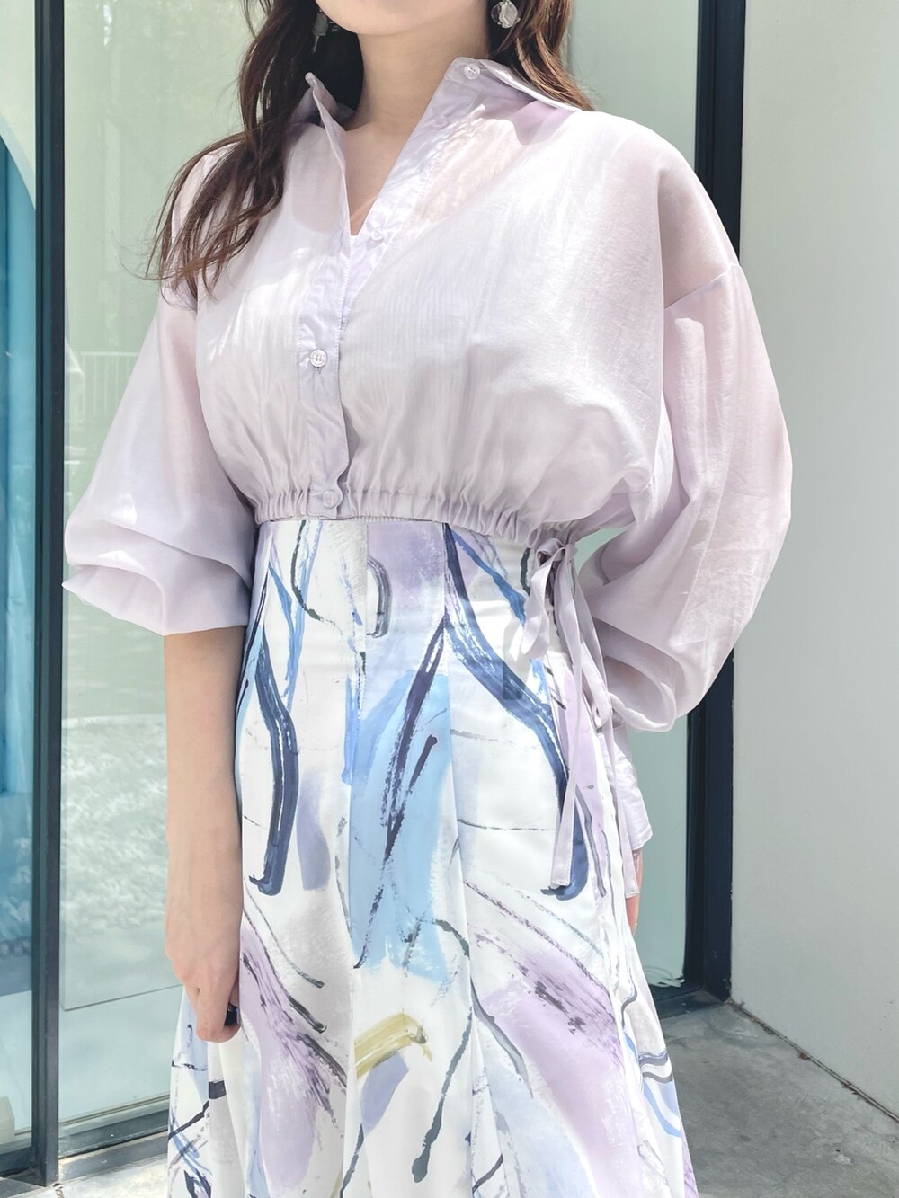 パープル系のシャツ/ブラウス、パープル系のスカート、ホワイト系のサンダルを着用したレディースの春コーディネートの5枚目の写真