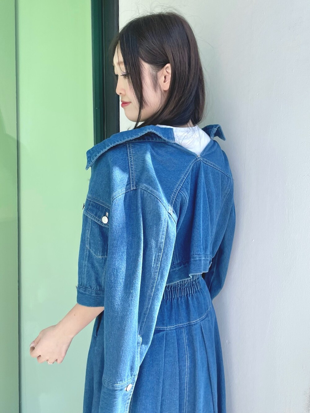 ブルー系のスカート、シルバー系のハンドバッグ、シルバー系のパンプスを着用したレディースの春コーディネートの5枚目の写真