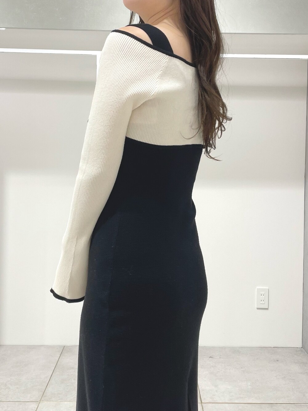 ブラック系のワンピース、ブラック系のブーツを着用したレディースの冬コーディネートの6枚目の写真