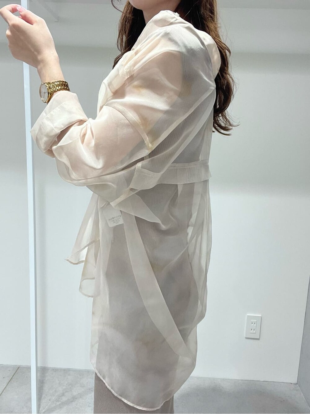 ベージュ系のワンピース、ベージュ系のシャツ/ブラウス、ベージュ系のサンダルを着用したレディースの春コーディネートの4枚目の写真