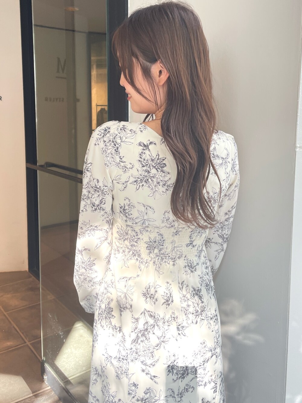 ホワイト系のワンピース、ブラック系のブーツを着用したレディースの秋コーディネートの5枚目の写真