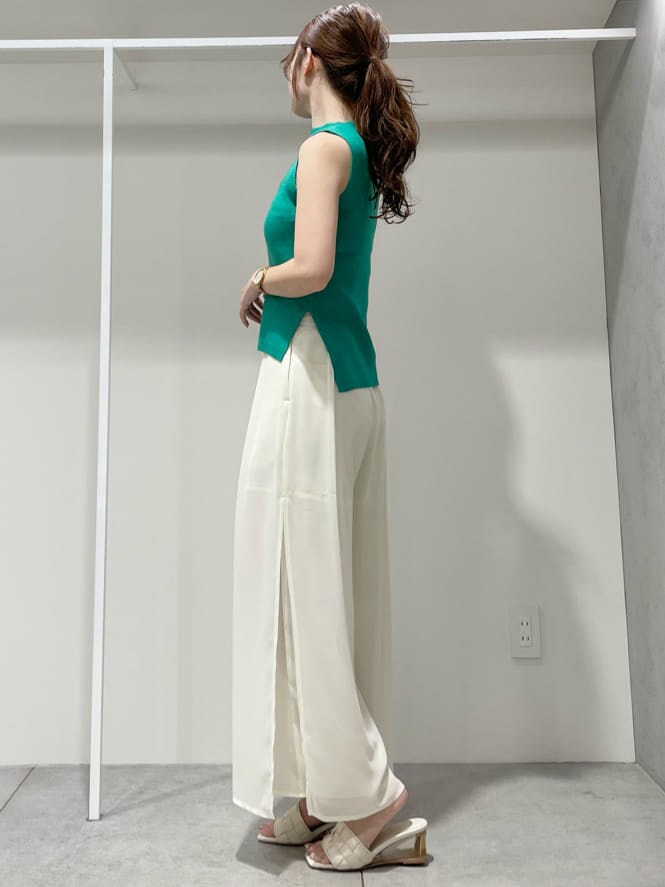 ホワイト系のシャツ/ブラウス、ホワイト系のその他パンツ、ホワイト系のサンダルを着用したレディースの夏コーディネートの7枚目の写真