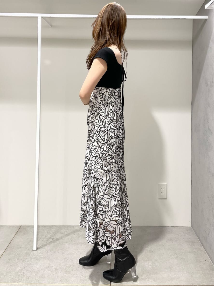 ブラック系のその他シューズ、ブラック系のワンピースを着用したレディースの春コーディネートの2枚目の写真