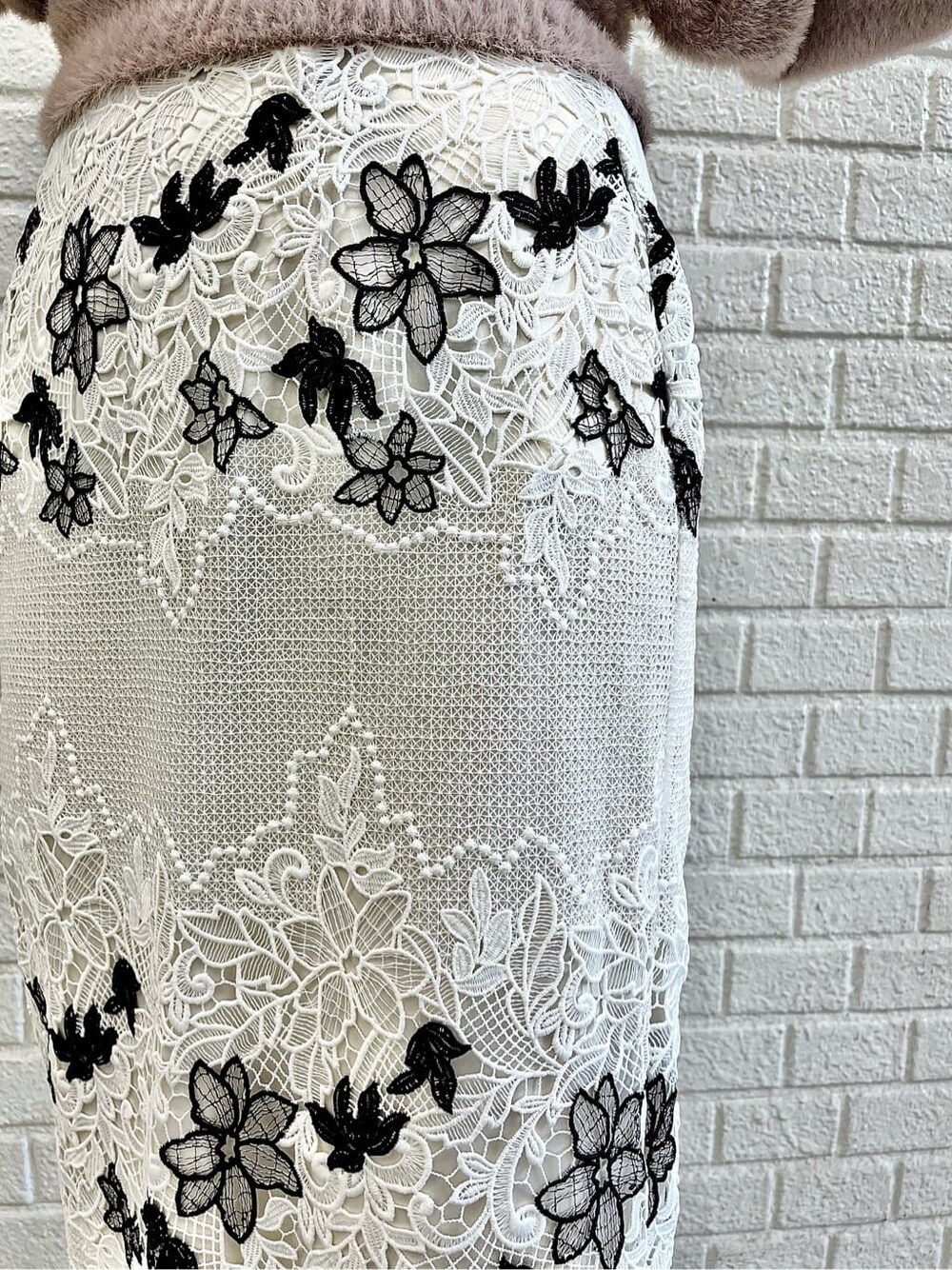 ブラウン系のニット/セーター、ホワイト系のスカート、ホワイト系のその他シューズを着用したレディースの秋コーディネートの9枚目の写真