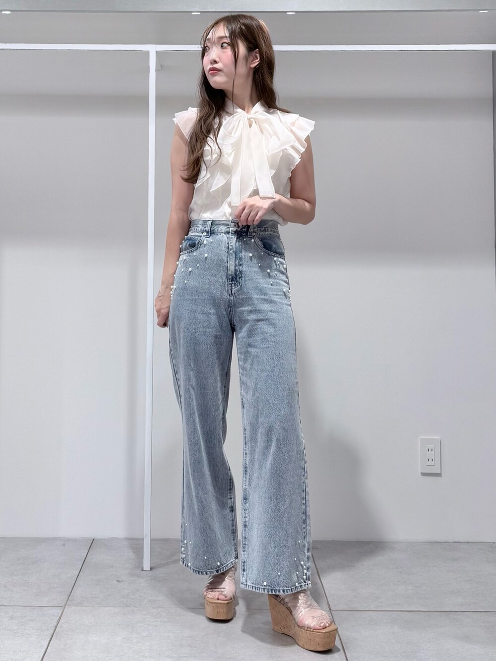 ブルー系のデニムパンツ、その他のサンダル、ホワイト系のシャツ/ブラウスを着用したレディースの夏コーディネートの2枚目の写真