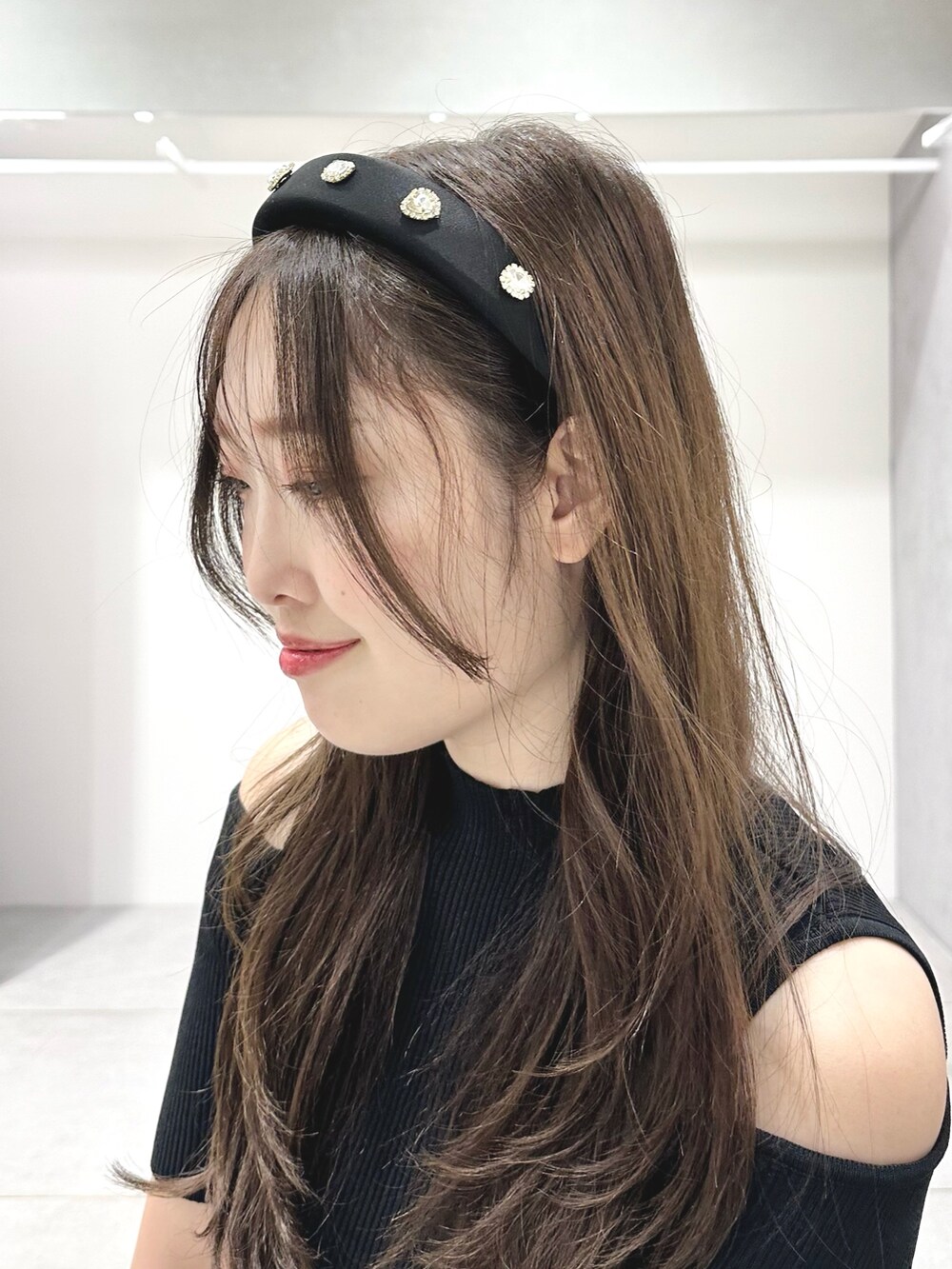 ブラック系のワンピース、ブラック系のショルダーバッグ、ブラック系のパンプスを着用したレディースの夏コーディネートの7枚目の写真