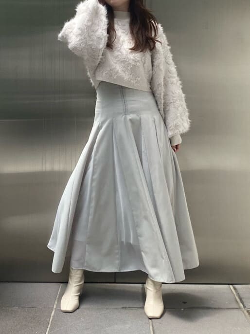 ホワイト系のニット/セーター、グリーン系のスカート、グリーン系のスカートを着用したレディースの秋コーディネートの8枚目の写真