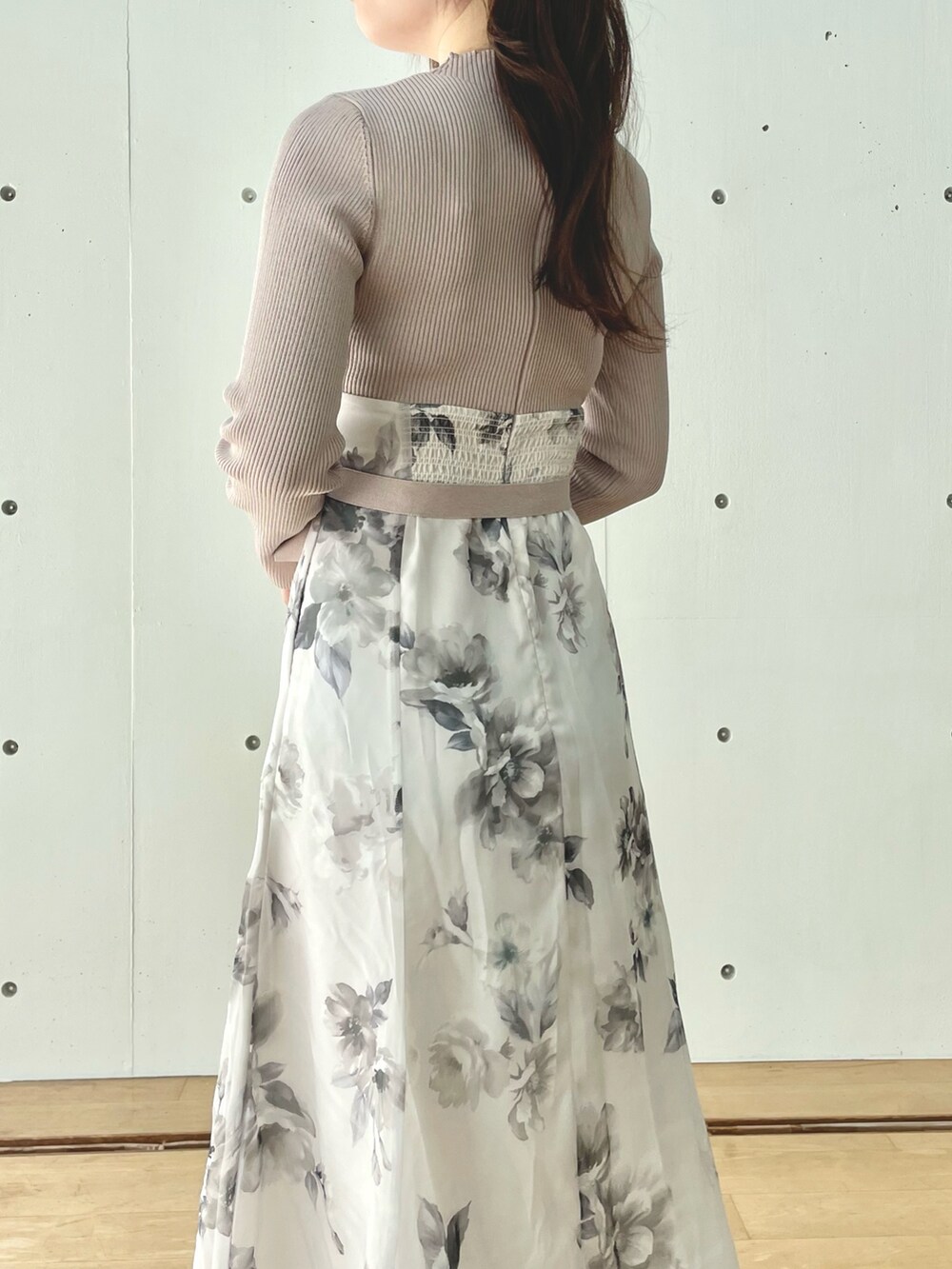 ベージュ系のワンピース、ホワイト系のブーツを着用したレディースの秋コーディネートの5枚目の写真