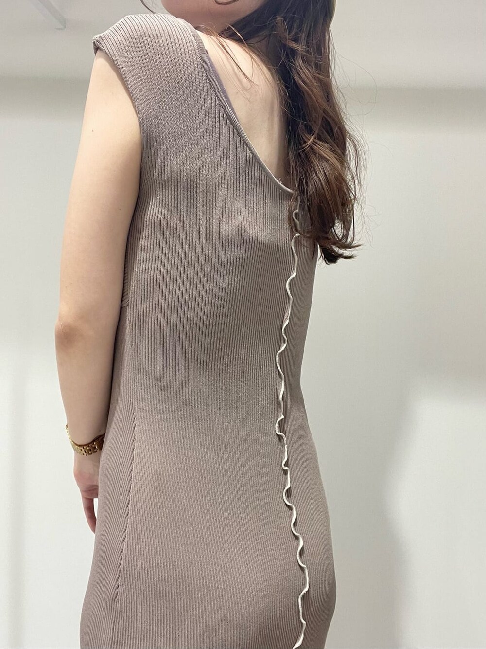 ベージュ系のワンピース、ベージュ系のシャツ/ブラウス、ベージュ系のサンダルを着用したレディースの春コーディネートの9枚目の写真