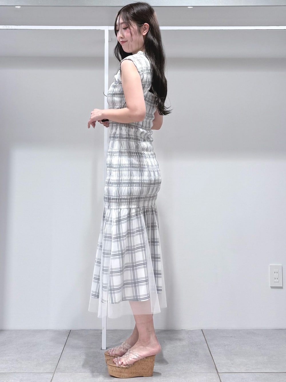 ホワイト系のワンピース、その他のサンダルを着用したレディースの夏コーディネートの3枚目の写真