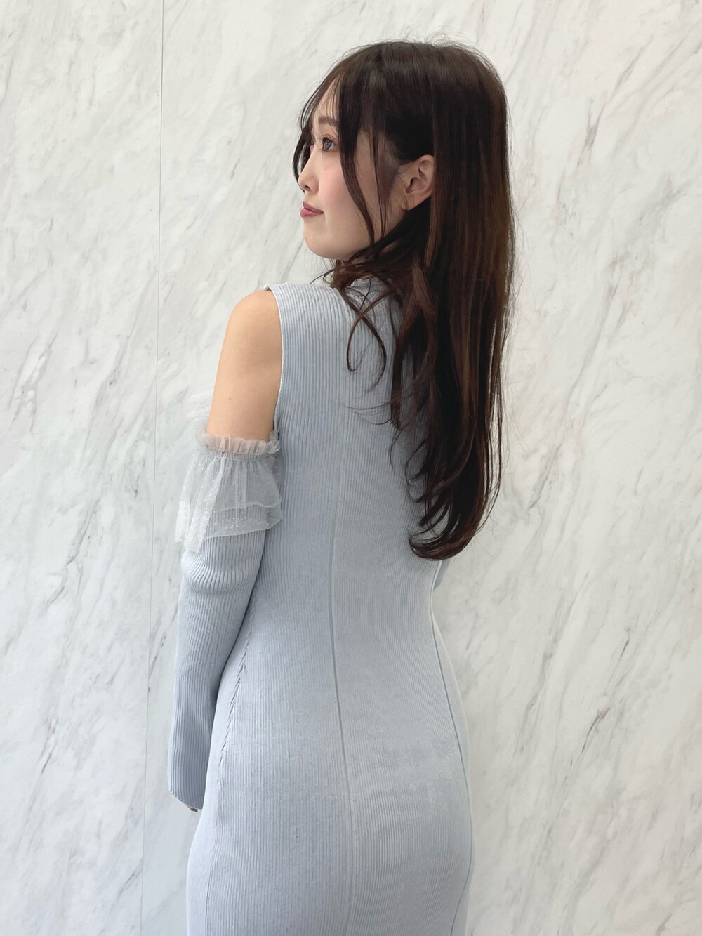 ブルー系のワンピース、ブラック系のブーツ、ベージュ系のムートンコートを着用したレディースの秋コーディネートの9枚目の写真