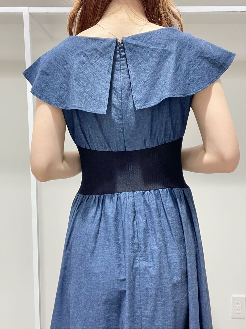 ベージュ系のサンダル、ベージュ系のトートバッグ、ブルー系のワンピースを着用したレディースの夏コーディネートの7枚目の写真