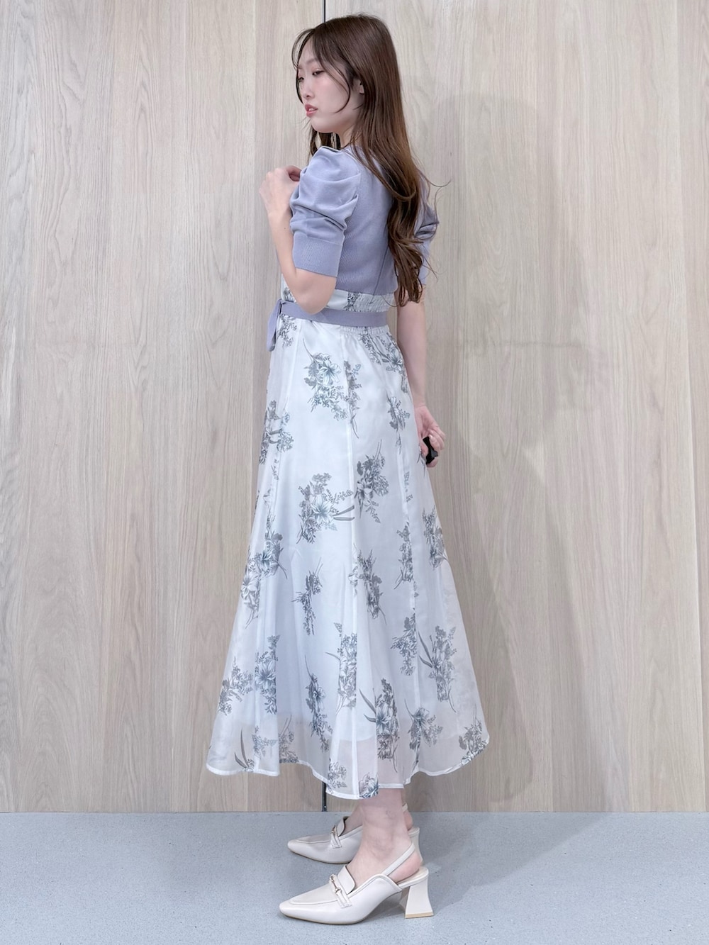 パープル系のワンピース、ホワイト系のパンプスを着用したレディースの冬コーディネートの3枚目の写真