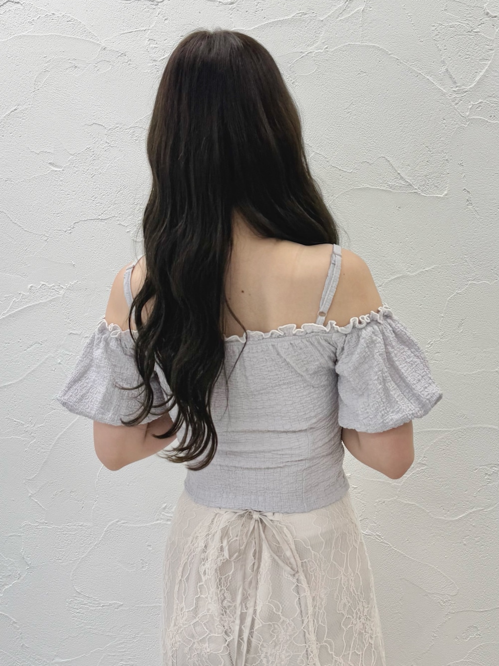 ホワイト系のスカート、ホワイト系のサンダル、パープル系のTシャツ/カットソーを着用したレディースの夏コーディネートの6枚目の写真