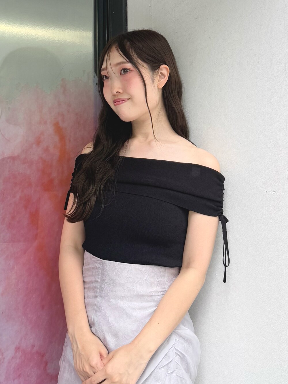 パープル系のスカート、ブラック系のニット/セーター、ブラック系のサンダルを着用したレディースの夏コーディネートの6枚目の写真