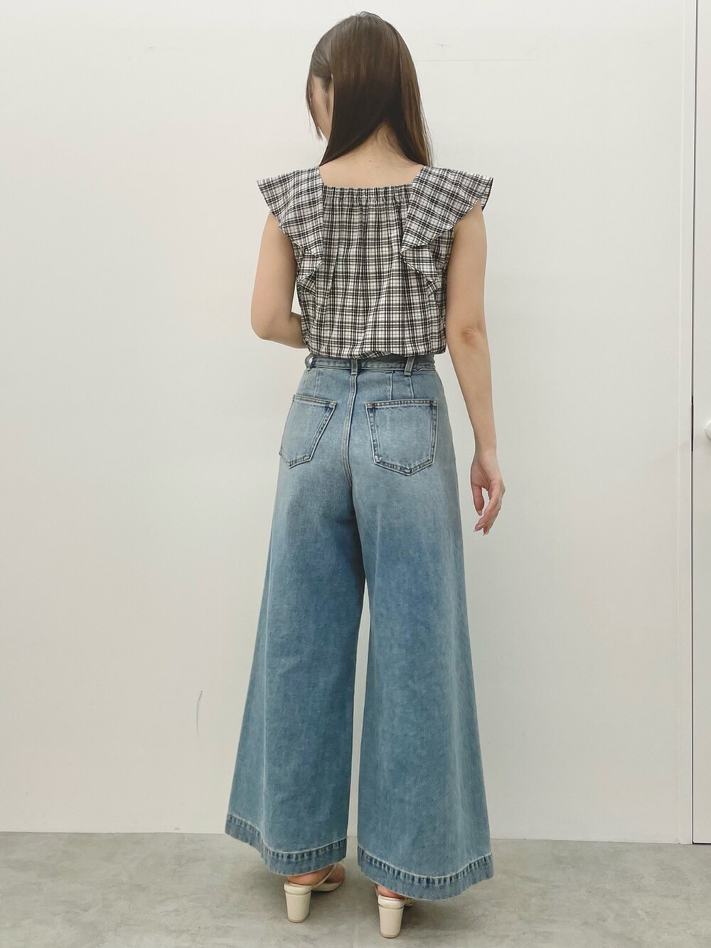 その他のシャツ/ブラウス、ブルー系のデニムパンツ、その他のサンダルを着用したレディースの春コーディネートの4枚目の写真