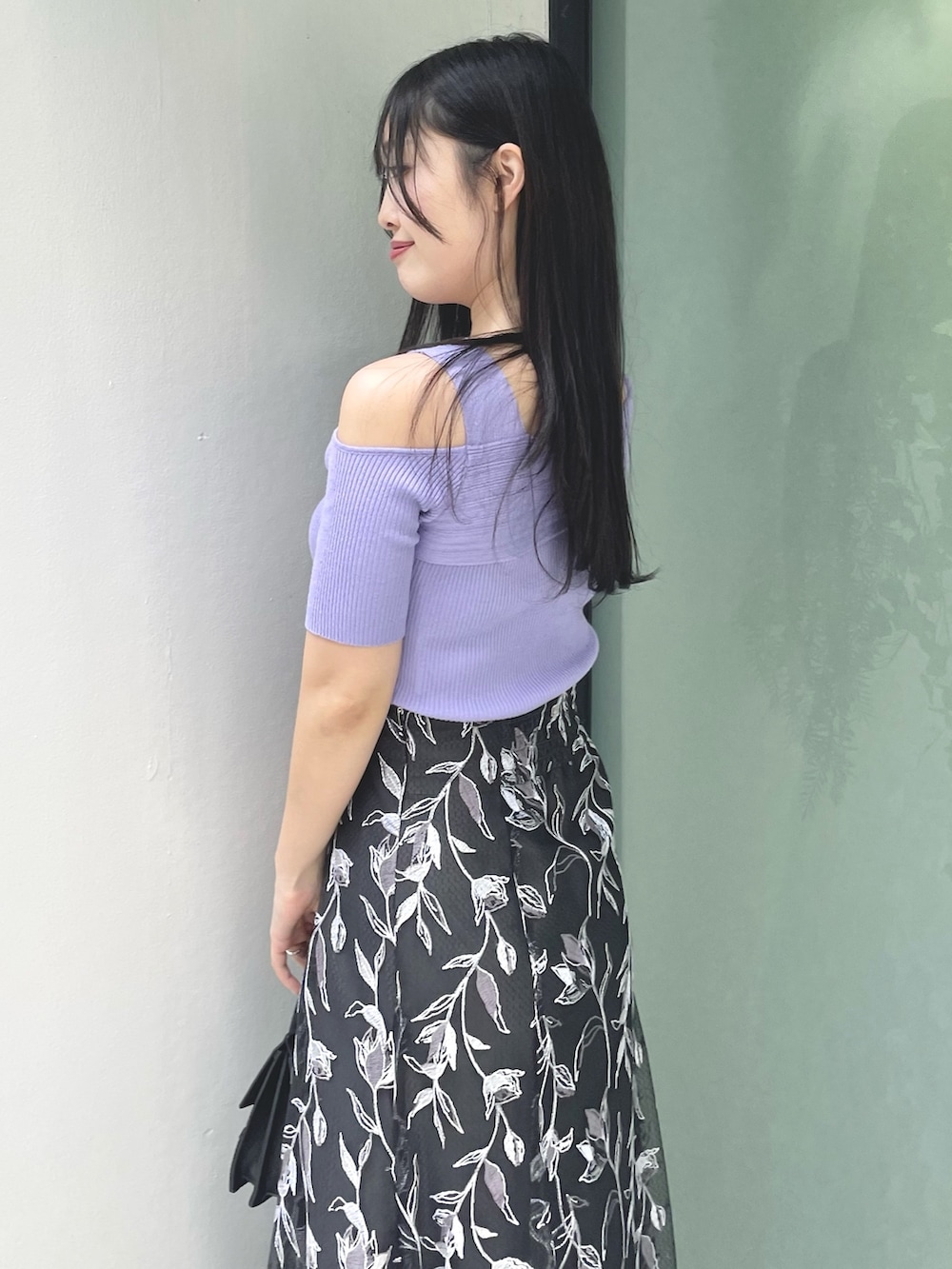 グレー系のスカート、パープル系のニット/セーター、ブラック系のサンダルを着用したレディースの夏コーディネートの6枚目の写真