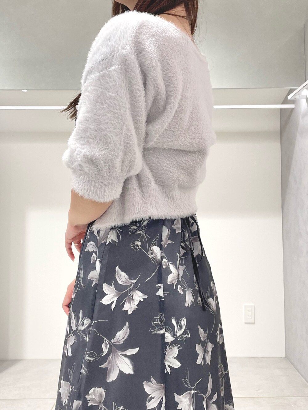 ブラック系のパンプス、ブラック系のショルダーバッグ、グレー系のワンピースを着用したレディースの夏コーディネートの6枚目の写真