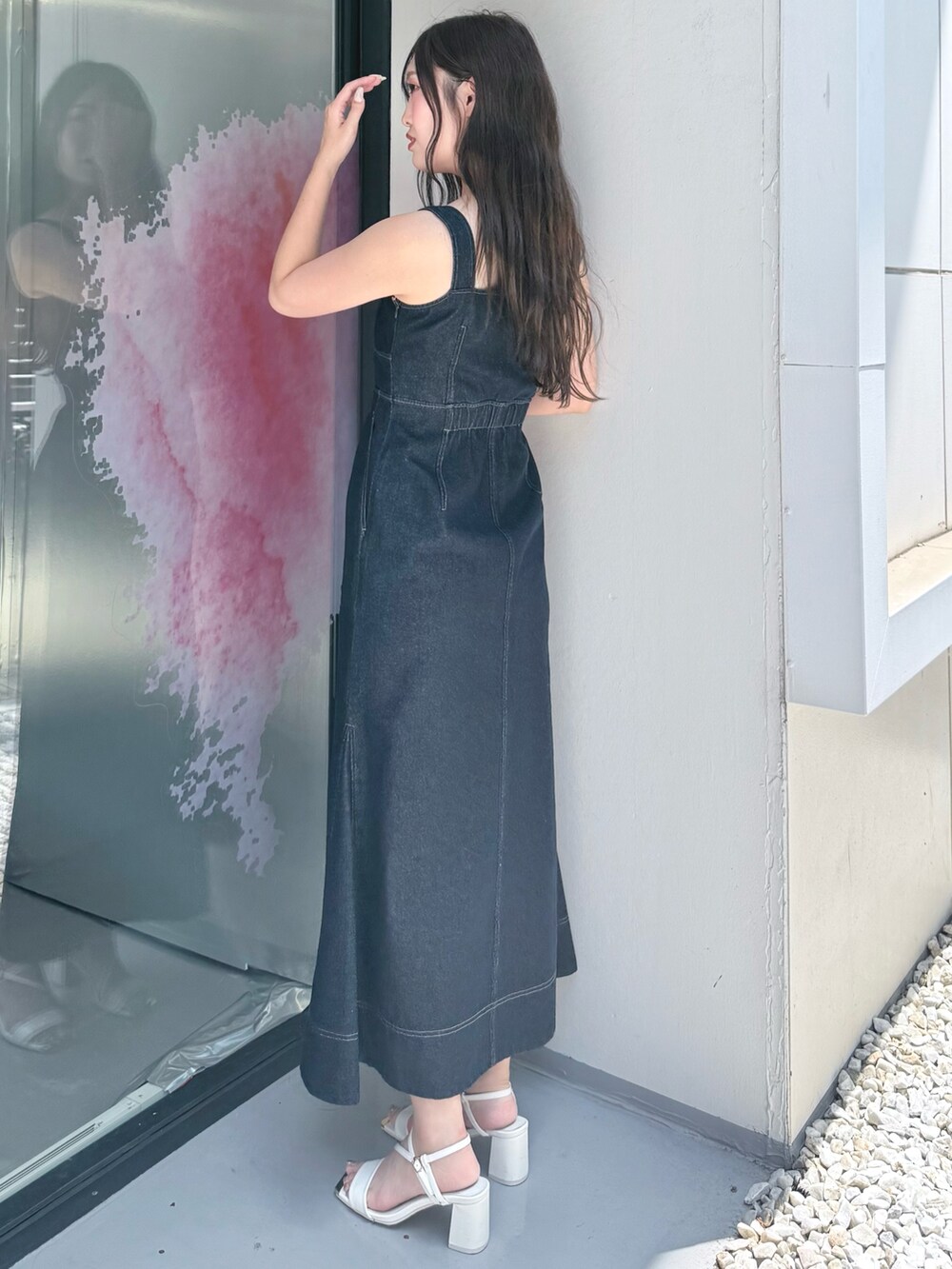 ブルー系のワンピース、ホワイト系のサンダルを着用したレディースの夏コーディネートの3枚目の写真