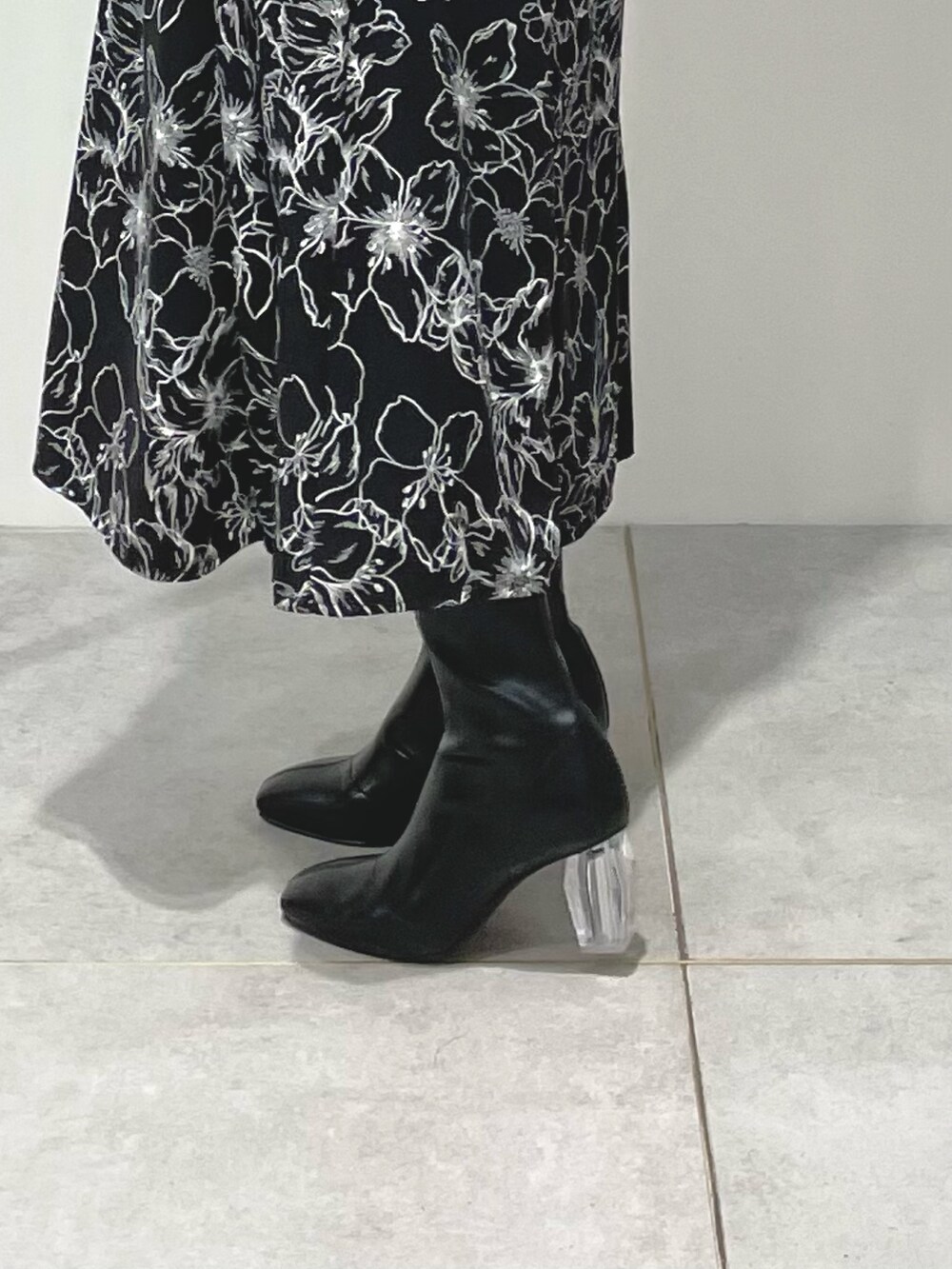 その他のワンピース、ベージュ系のチェスターコート、ブラック系のブーツを着用したレディースの冬コーディネートの8枚目の写真