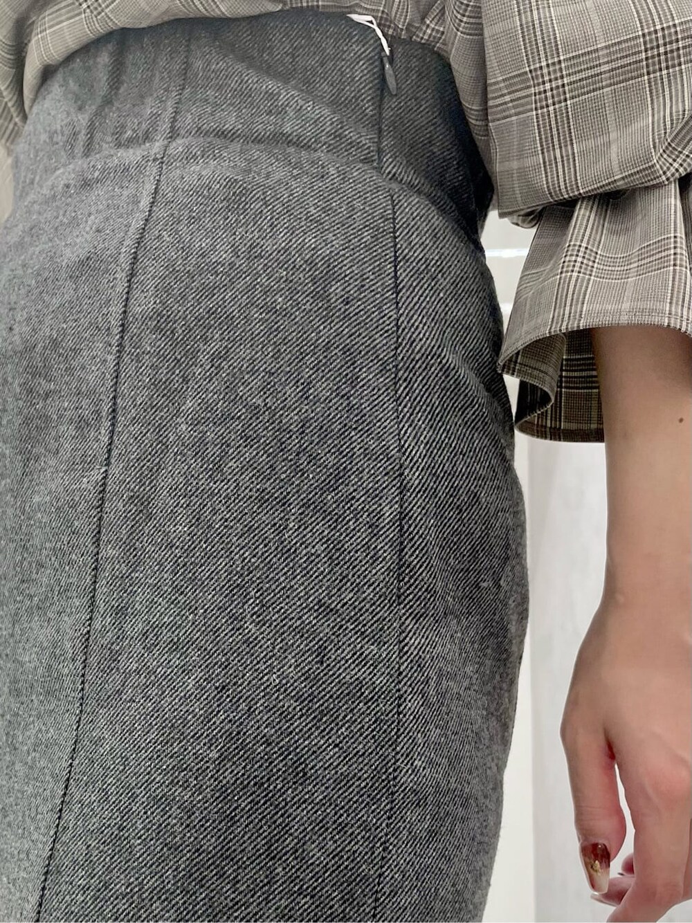 ブラック系のブーツ、その他のシャツ/ブラウス、その他のシャツ/ブラウスを着用したレディースの秋コーディネートの7枚目の写真