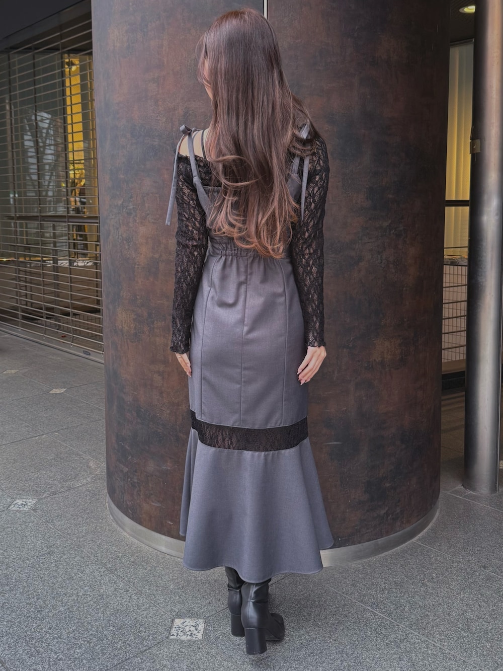 グレー系のワンピース、ブラック系のブーツを着用したレディースの秋コーディネートの3枚目の写真