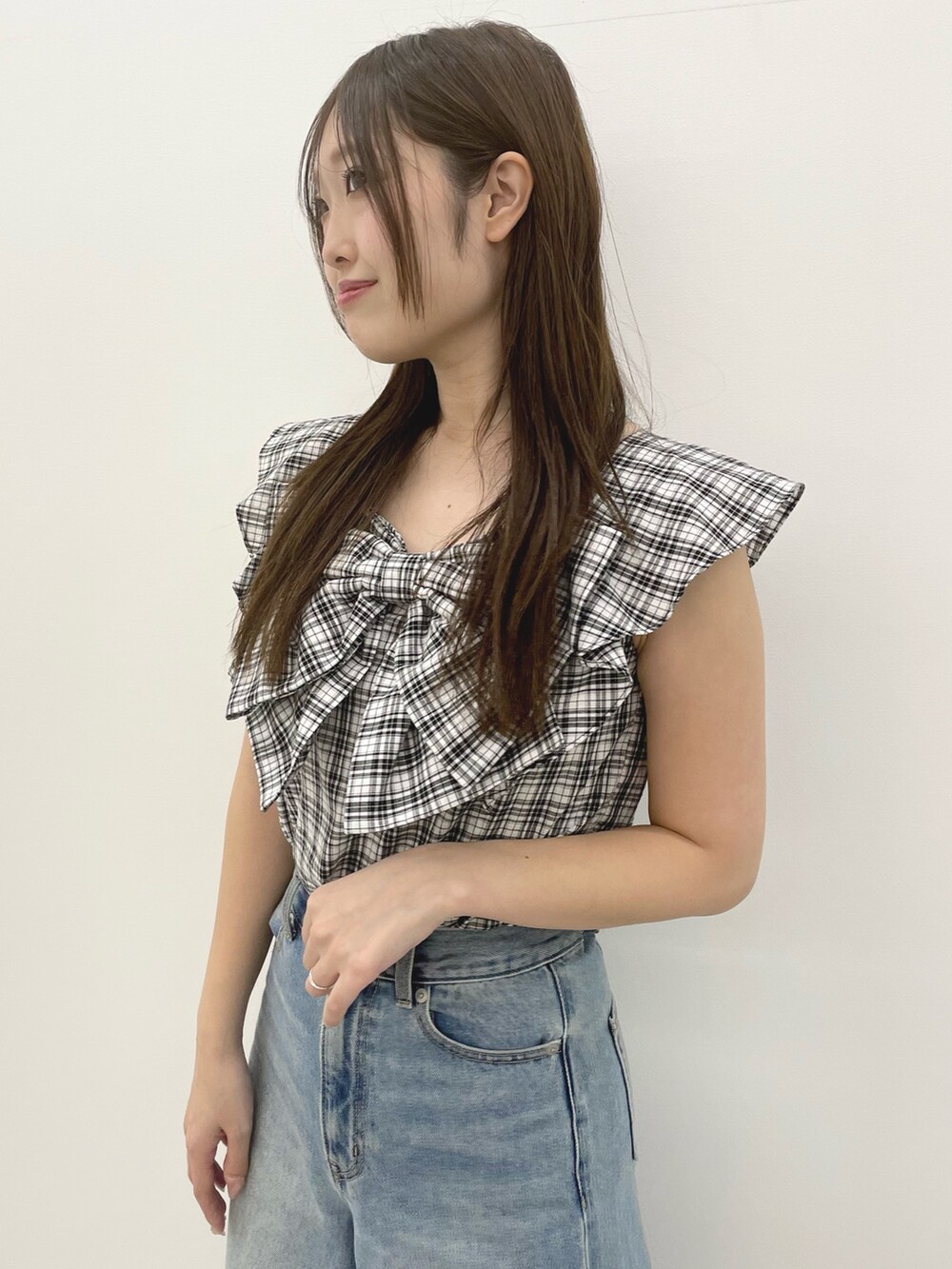 その他のシャツ/ブラウス、ブルー系のデニムパンツ、その他のサンダルを着用したレディースの春コーディネートの5枚目の写真