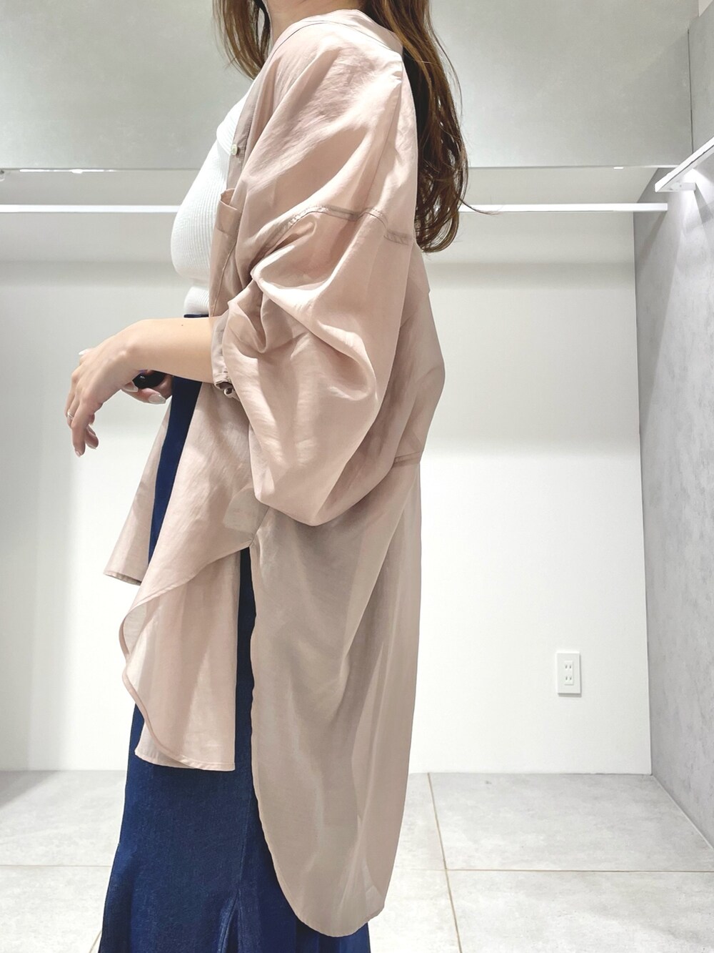 ブルー系のスカート、ブラック系のサンダル、ベージュ系のシャツ/ブラウスを着用したレディースの春コーディネートの5枚目の写真