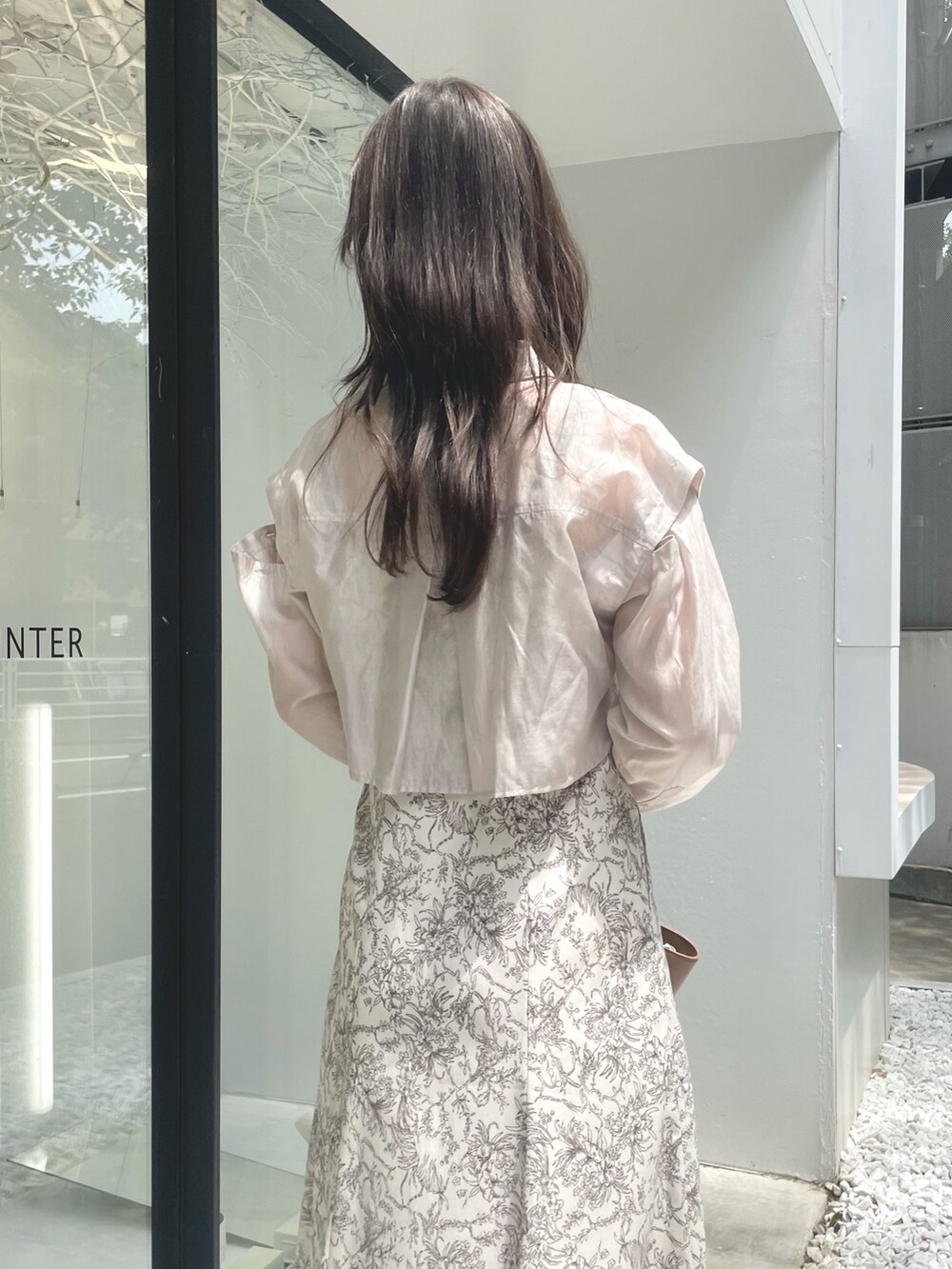 ベージュ系のワンピース、ブラウン系のトートバッグを着用したレディースの夏コーディネートの6枚目の写真