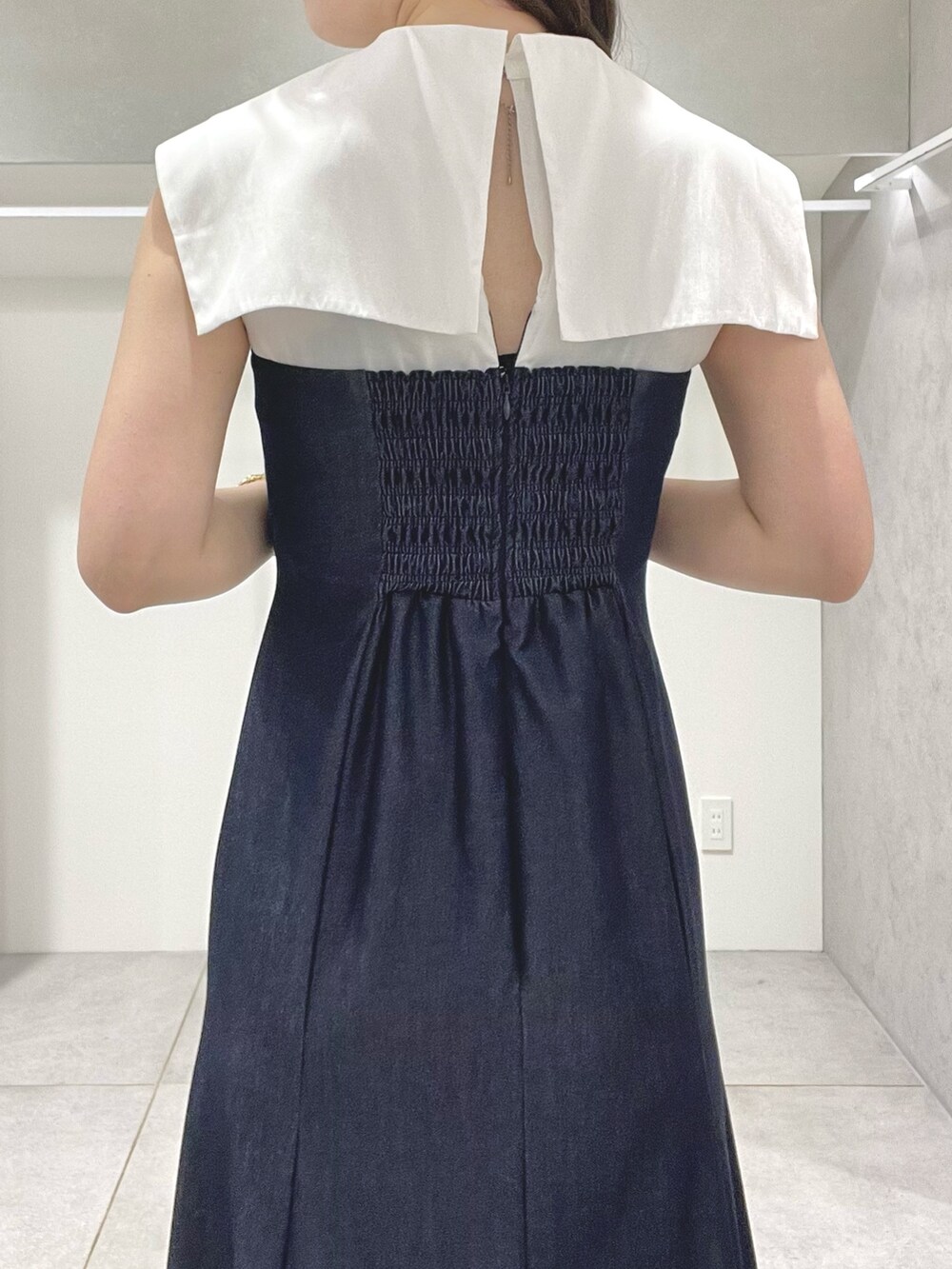 ホワイト系のボストンバッグ、ブルー系のワンピース、その他のサンダルを着用したレディースの春コーディネートの8枚目の写真