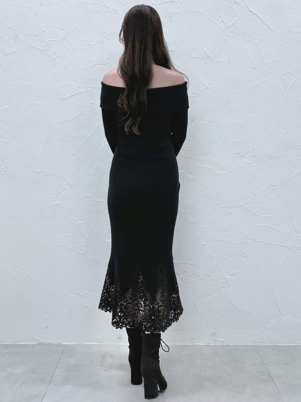 ブラック系のワンピース、ブラック系のブーツを着用したレディースの秋コーディネートの4枚目の写真