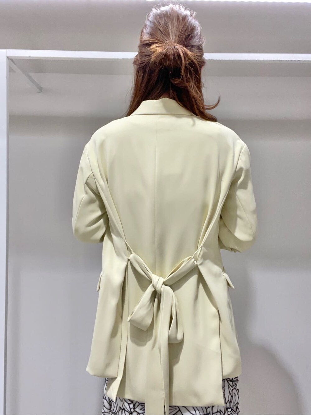 ベージュ系のニット/セーター、ベージュ系のサンダル、ブラック系のスカートを着用したレディースの春コーディネートの5枚目の写真