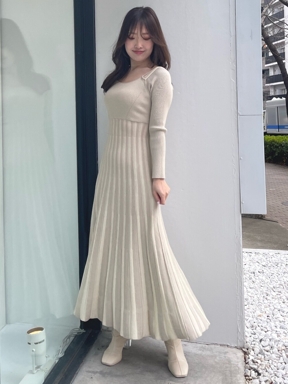 ホワイト系のワンピース、ホワイト系のブーツを着用したレディースの冬コーディネートの6枚目の写真