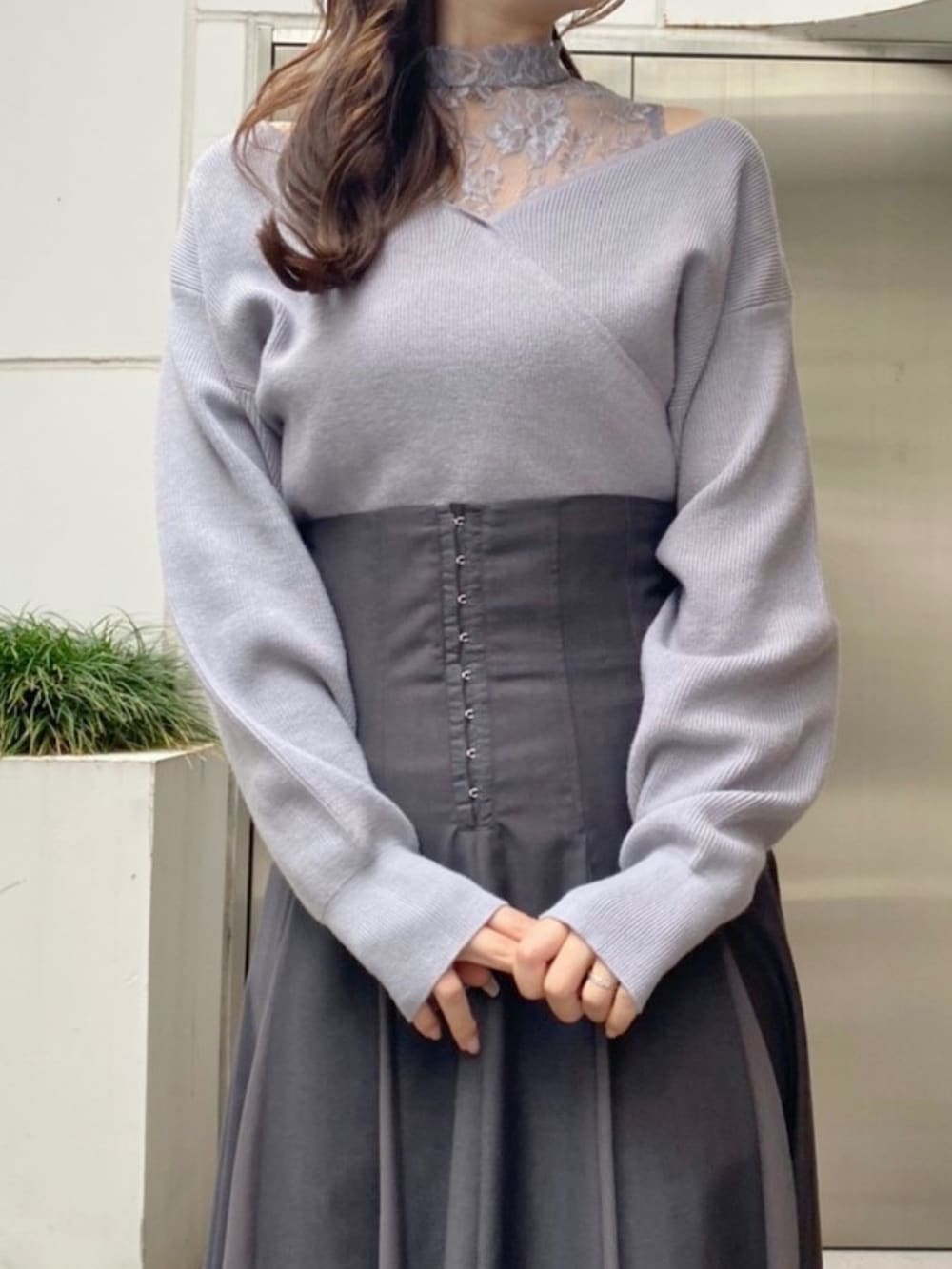 ホワイト系のダウンジャケット/コート、ブルー系のニット/セーター、グレー系のスカートを着用したレディースの秋コーディネートの8枚目の写真