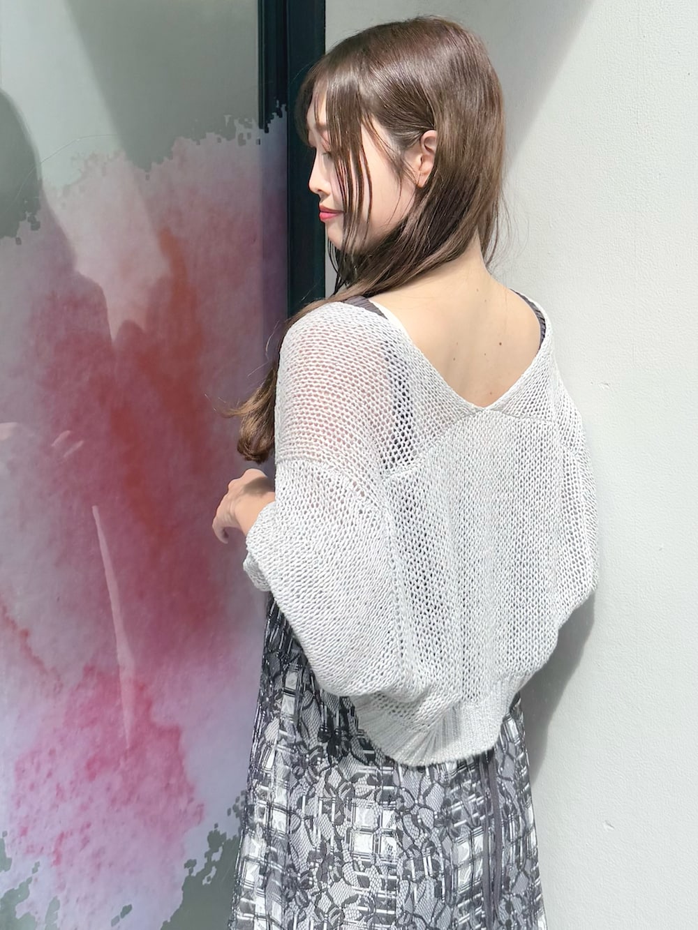 ブラック系のワンピース、グレー系のカーディガン/ボレロを着用したレディースの夏コーディネートの6枚目の写真