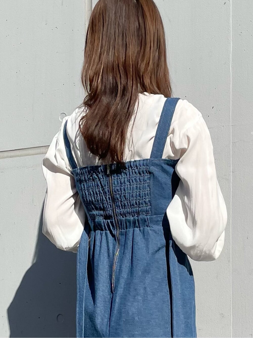 ホワイト系のシャツ/ブラウス、ブルー系のワンピース、ホワイト系のその他シューズを着用したレディースの冬コーディネートの3枚目の写真