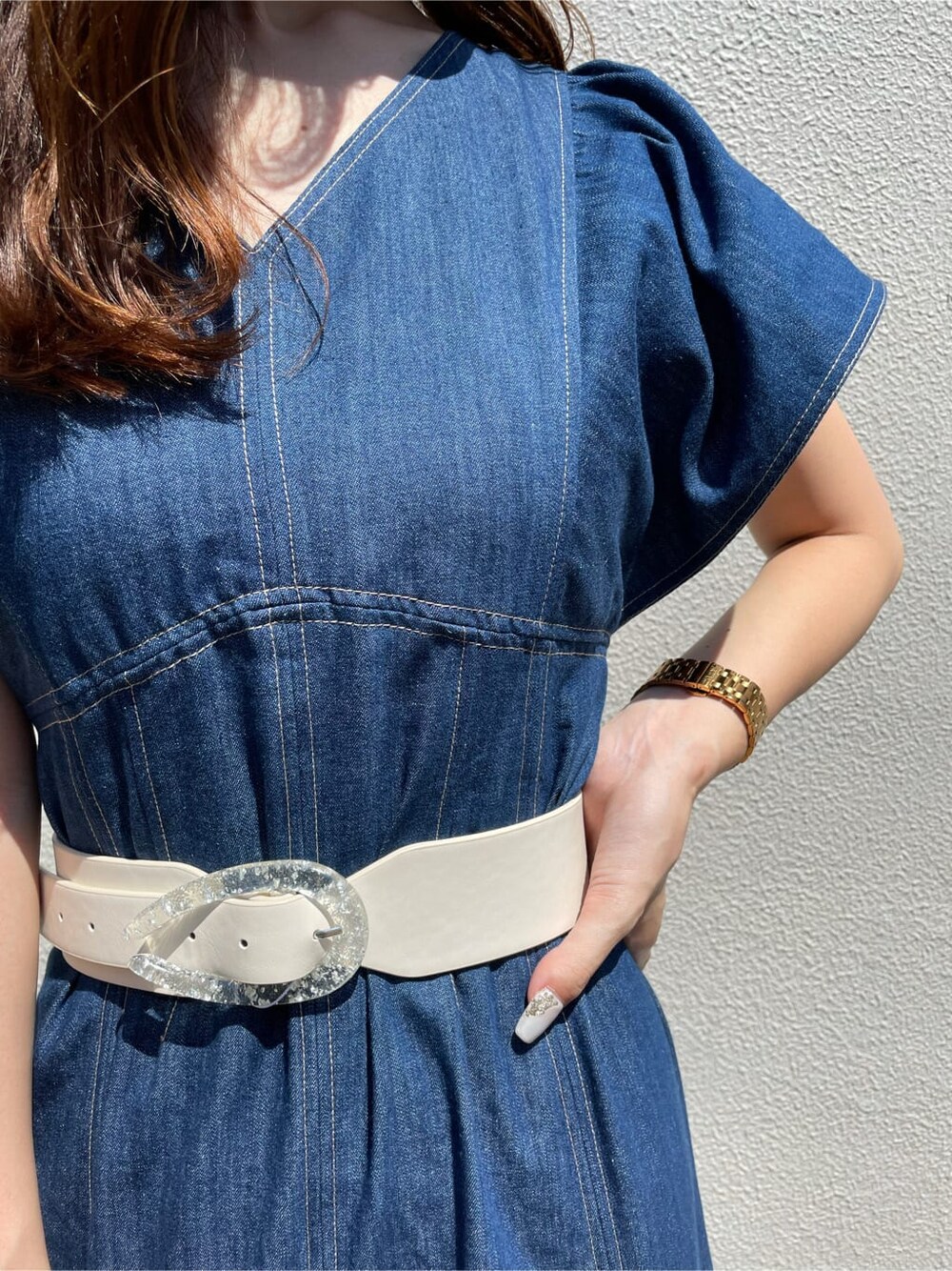 ブルー系のワンピース、ホワイト系のその他シューズ、ホワイト系のベルトを着用したレディースの夏コーディネートの5枚目の写真