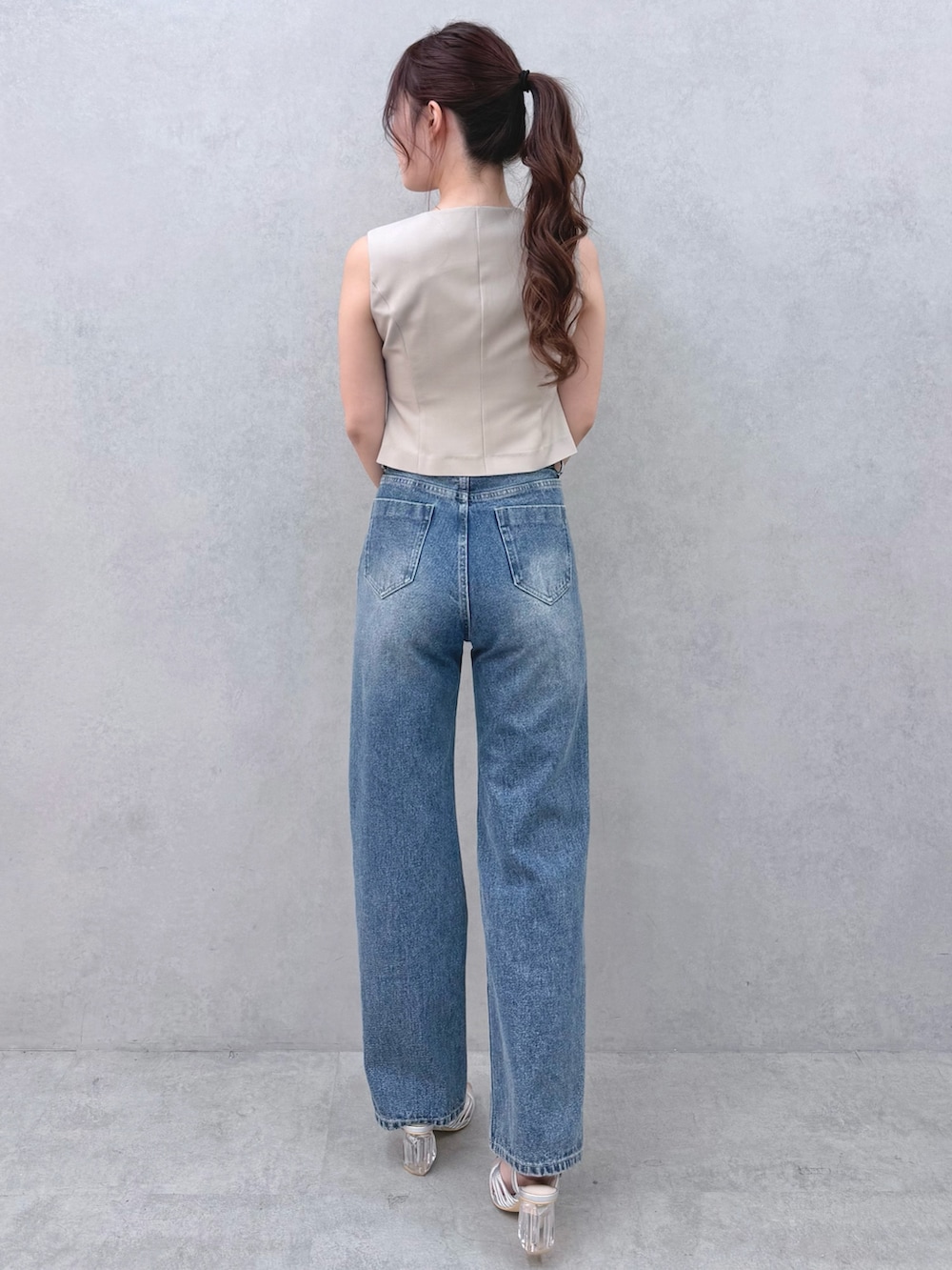 ブルー系のテーラードジャケット、ブルー系のデニムパンツ、シルバー系のサンダルを着用したレディースの春コーディネートの9枚目の写真