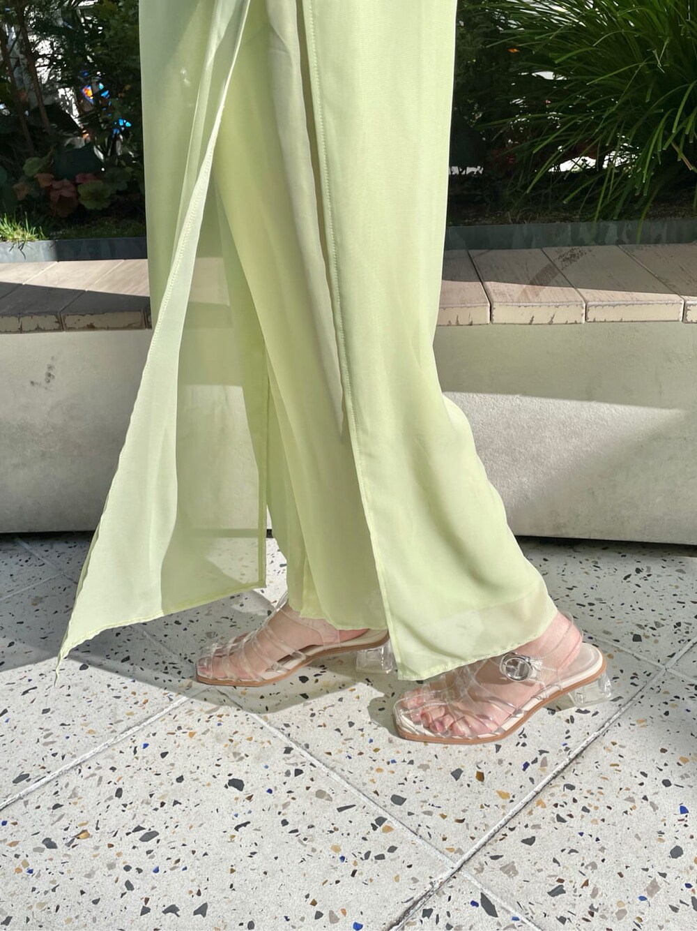 ホワイト系のシャツ/ブラウス、グリーン系のその他パンツ、その他のサンダルを着用したレディースの冬コーディネートの9枚目の写真