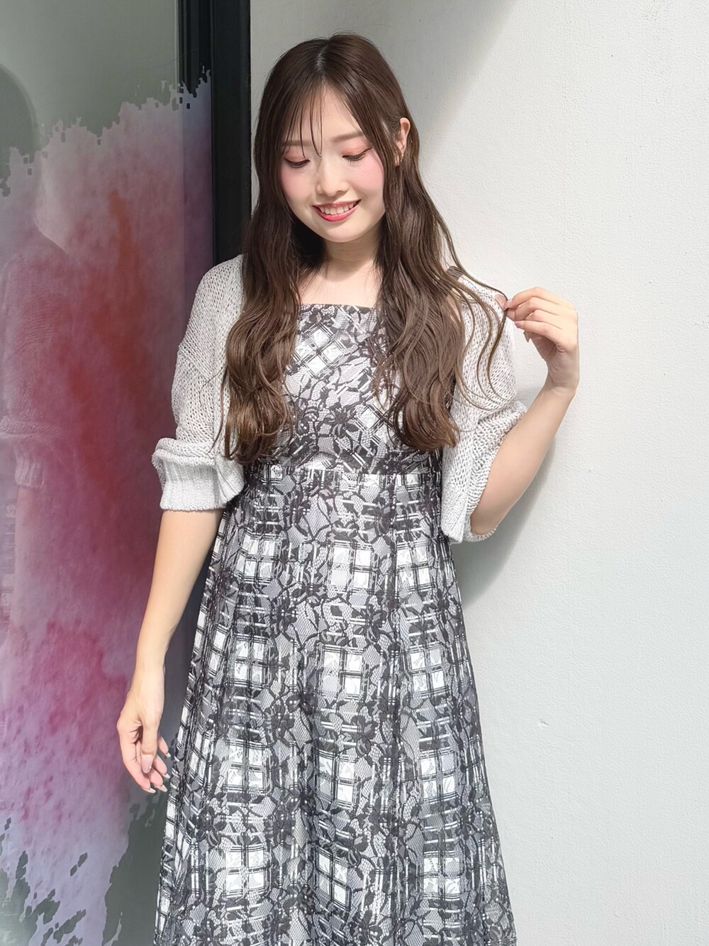 ブラック系のワンピース、グレー系のカーディガン/ボレロを着用したレディースの夏コーディネートの5枚目の写真