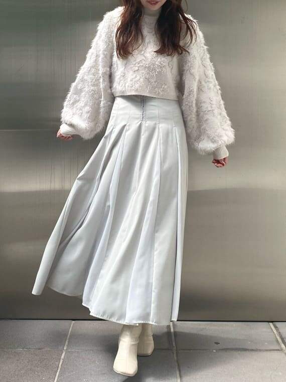 ホワイト系のニット/セーター、グリーン系のスカート、グリーン系のスカートを着用したレディースの秋コーディネートの3枚目の写真