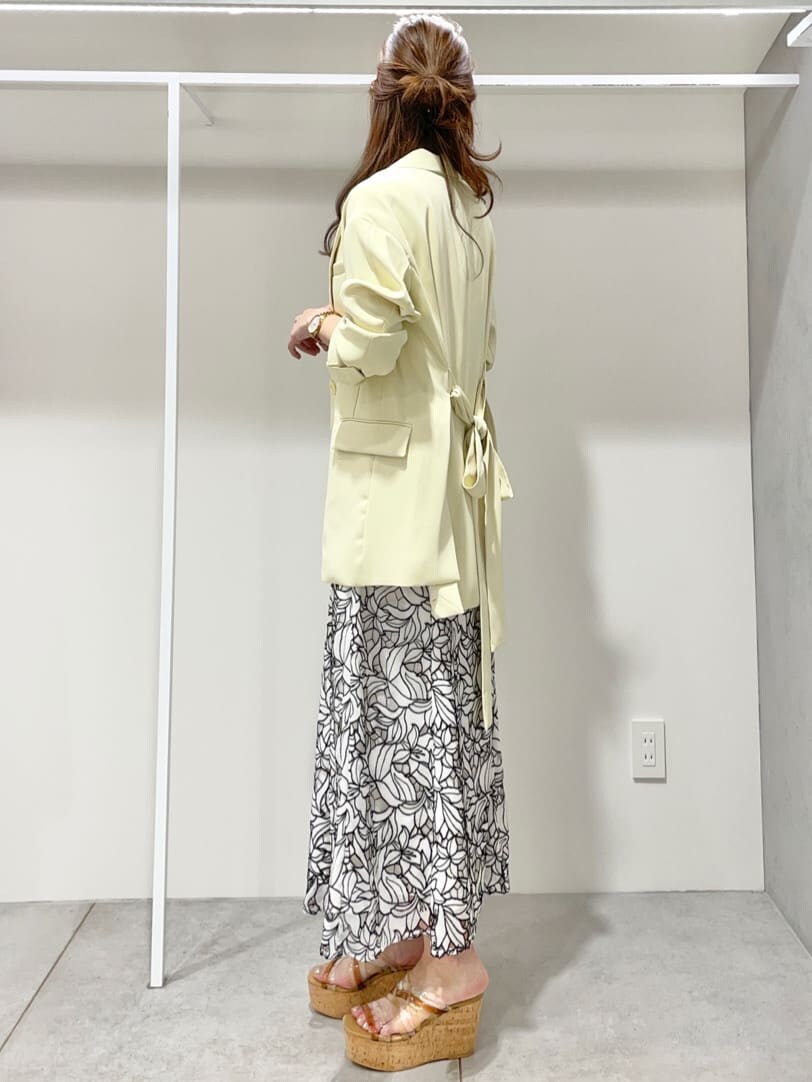 ベージュ系のニット/セーター、ベージュ系のサンダル、ブラック系のスカートを着用したレディースの春コーディネートの2枚目の写真