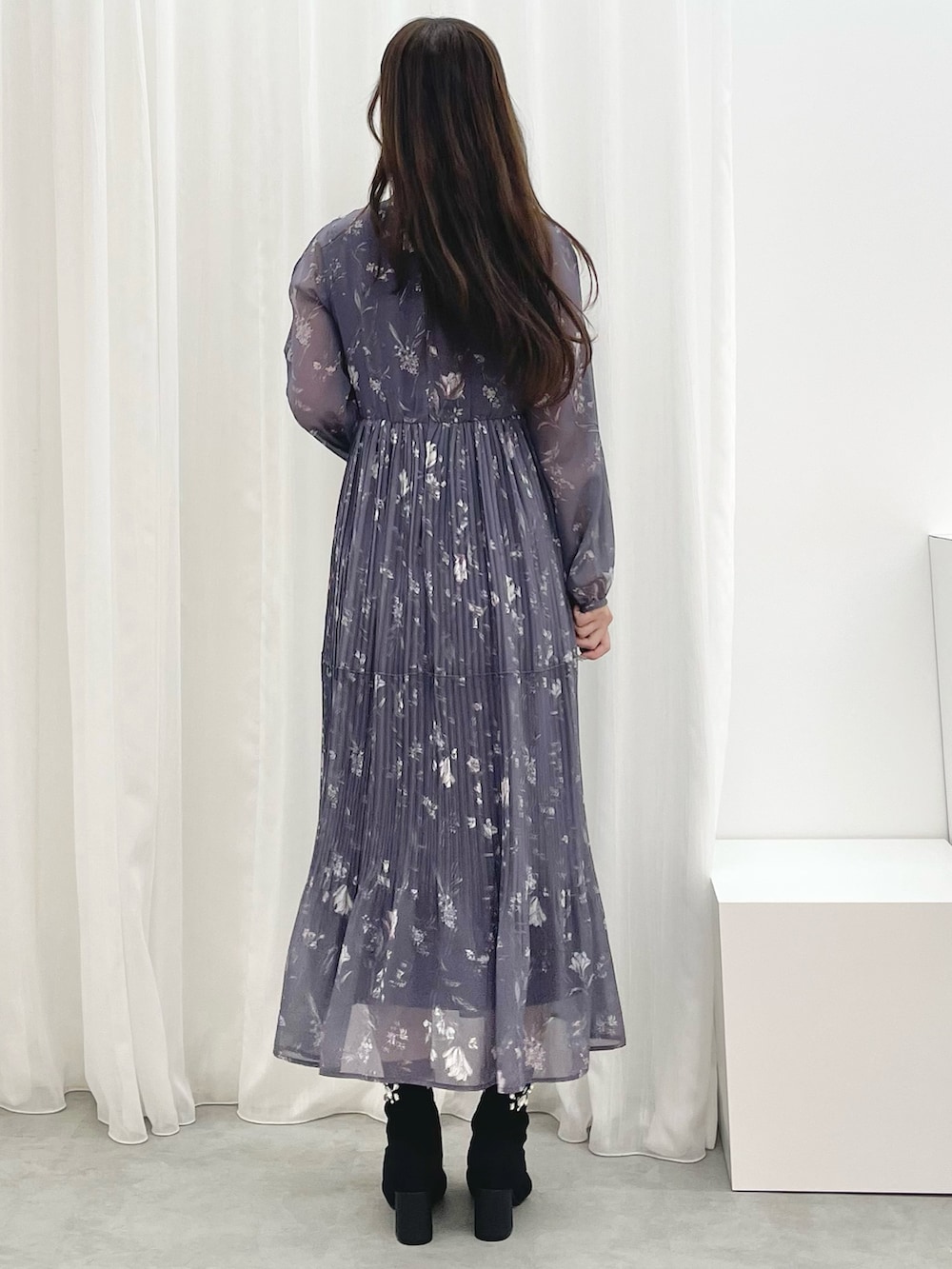 グレー系のワンピース、ブラック系のブーツ、グレー系のテーラードジャケットを着用したレディースの秋コーディネートの8枚目の写真